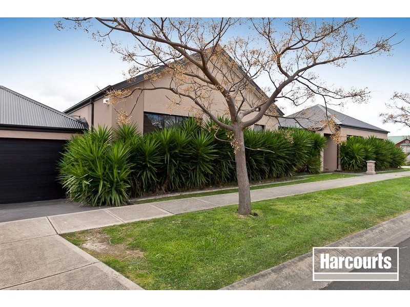 2 Jarryd crescent, Berwick VIC 3806