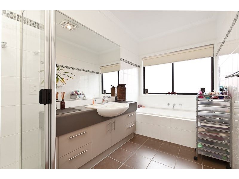 2 Jarryd crescent, Berwick VIC 3806