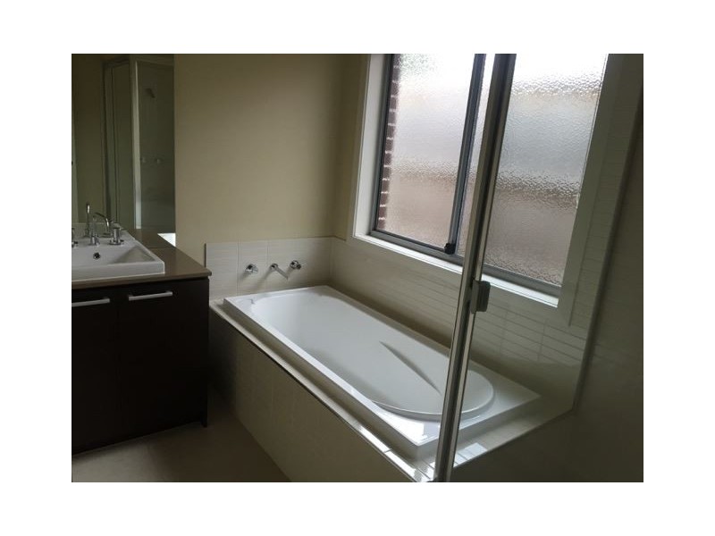 16 Skyline Way, Berwick VIC 3806