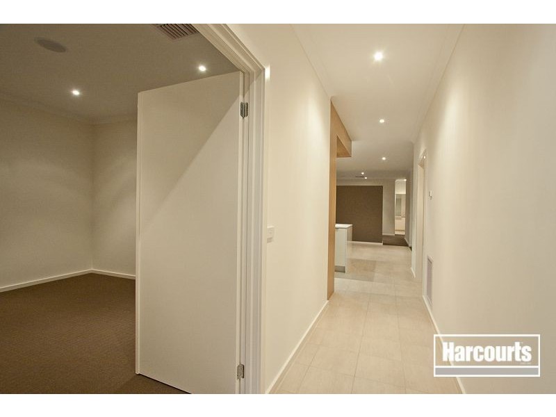 4 Kindred Avenue, Cranbourne North VIC 3977