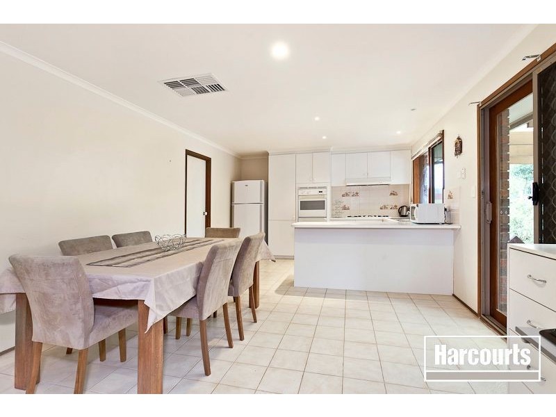 8 Wimmera Crt, Berwick VIC 3806