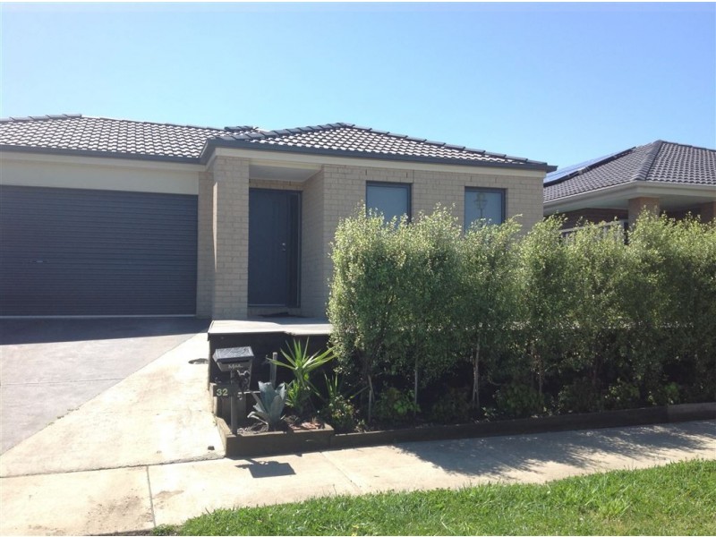 32 Ardent Crescent, Cranbourne East VIC 3977