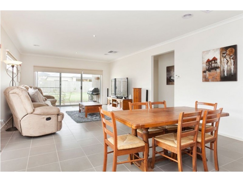 9 Silverleaf Crescent, Officer VIC 3809