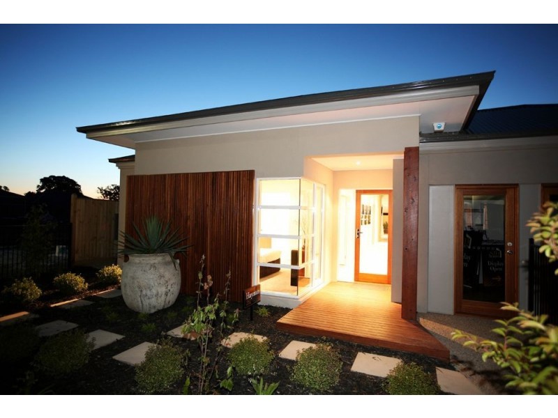 13 Crepe Avenue, Cranbourne VIC 3977