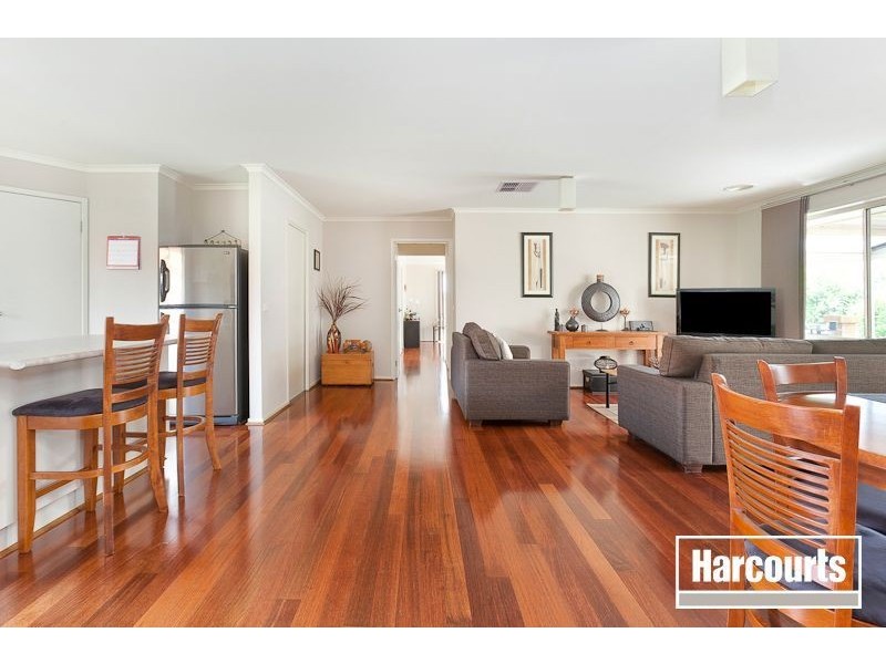 10 Phoenix Avenue, Cranbourne North VIC 3977