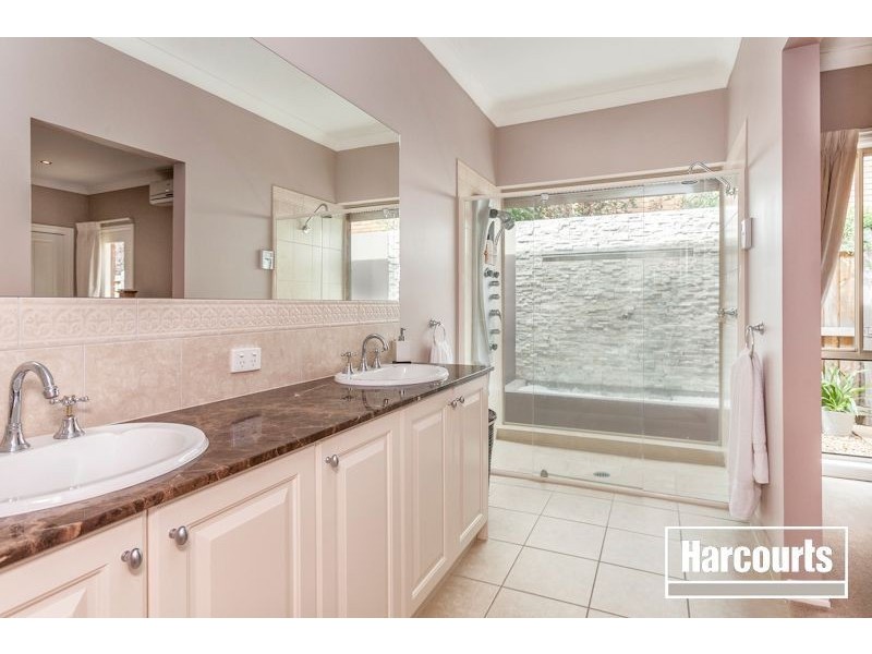 15 Eucumbene Drive, Berwick VIC 3806