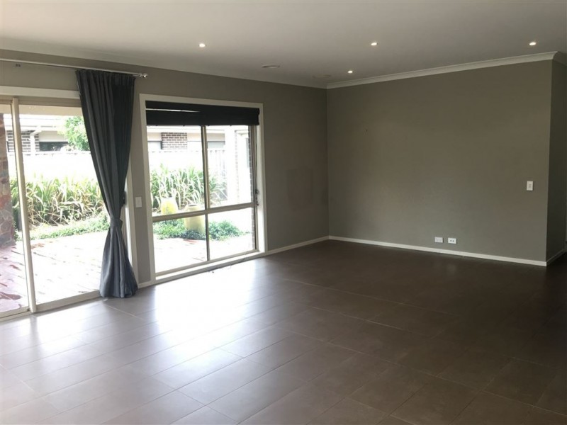 198 Linsell Blvd, Cranbourne East VIC 3977