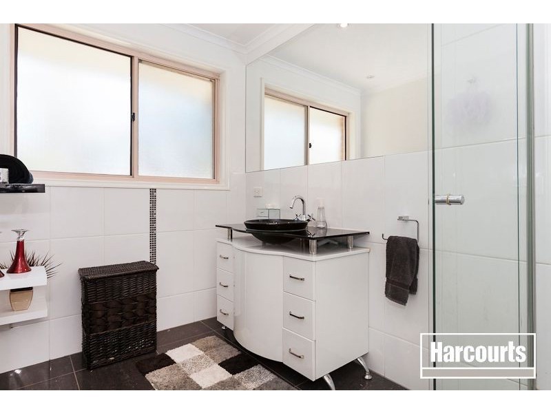 2/19 Harmon Close, Berwick VIC 3806