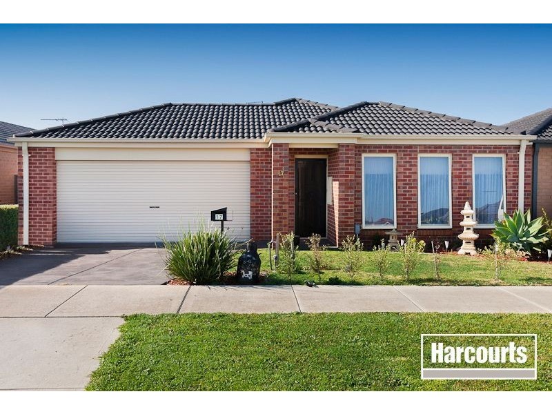 17 Avalon Cresent, Cranbourne East VIC 3977