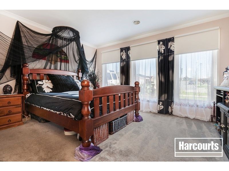 17 Avalon Cresent, Cranbourne East VIC 3977