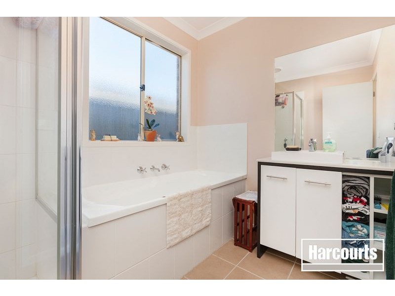 17 Avalon Cresent, Cranbourne East VIC 3977