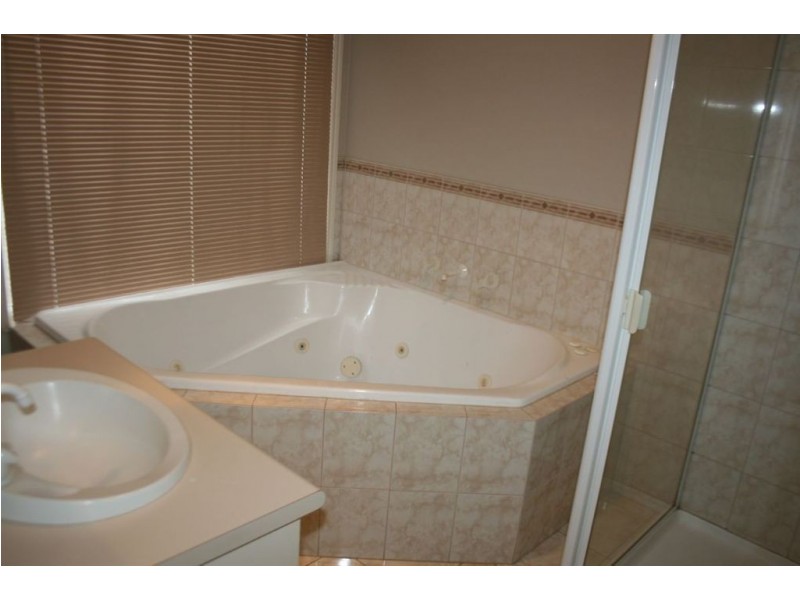 31 Kippenross Drive, Narre Warren South VIC 3805