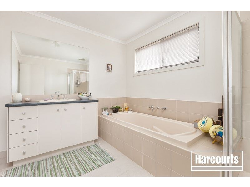 11 Hollington Way, Berwick VIC 3806