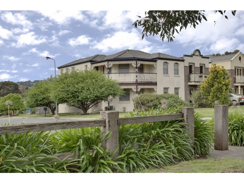 8 Tarrangower Place, Berwick VIC 3806