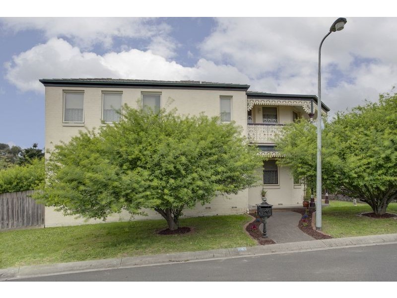 8 Tarrangower Place, Berwick VIC 3806