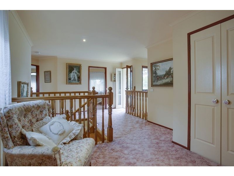 8 Tarrangower Place, Berwick VIC 3806