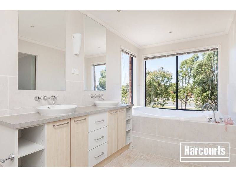 6 Don Collins Way, Berwick VIC 3806