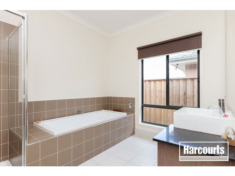 10 Grassland Crescent, Officer VIC 3809