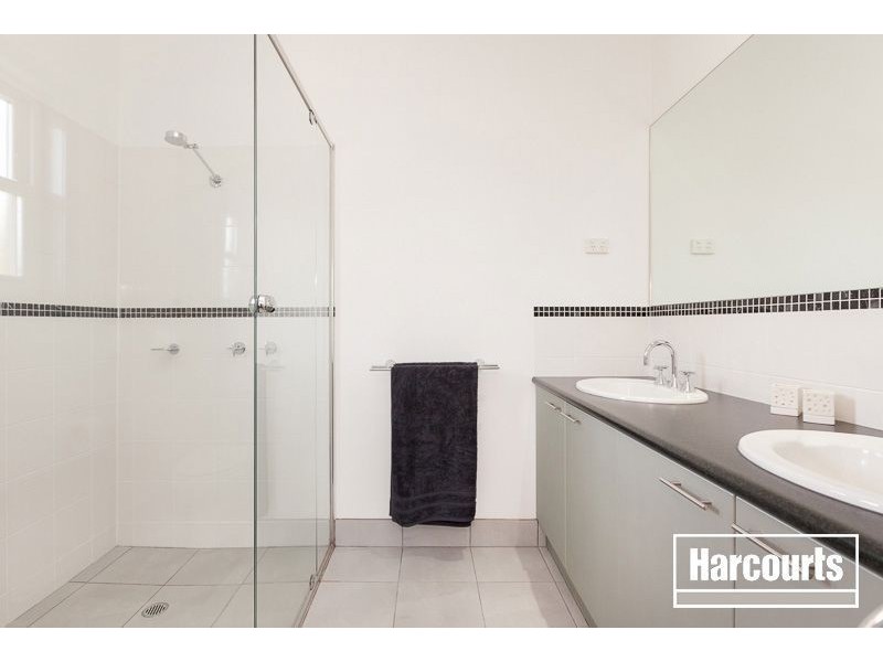 8 Grosvenor Place, Narre Warren North VIC 3804