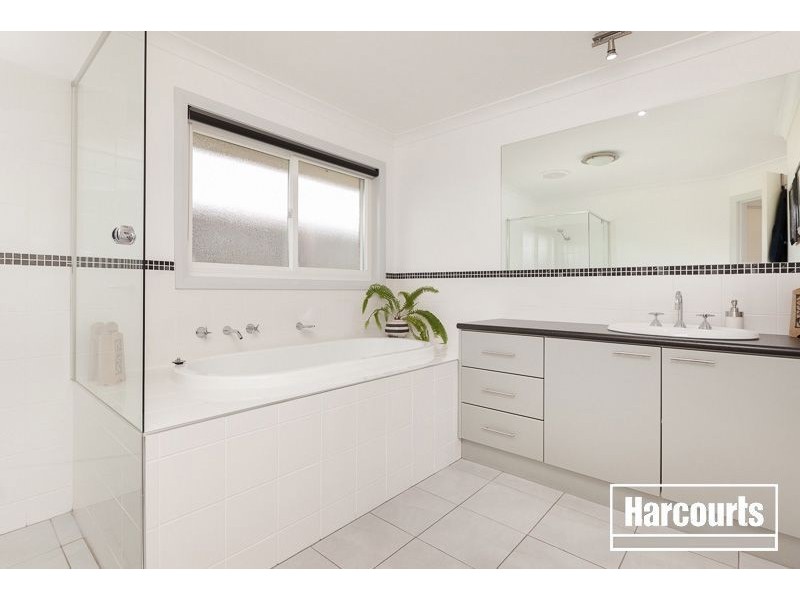 8 Grosvenor Place, Narre Warren North VIC 3804