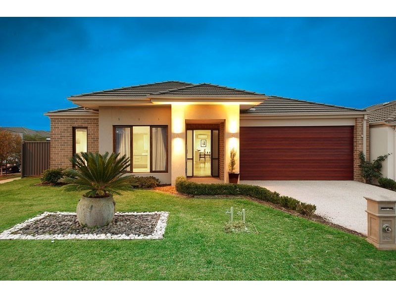 12 Waldo Avenue, Cranbourne North VIC 3977