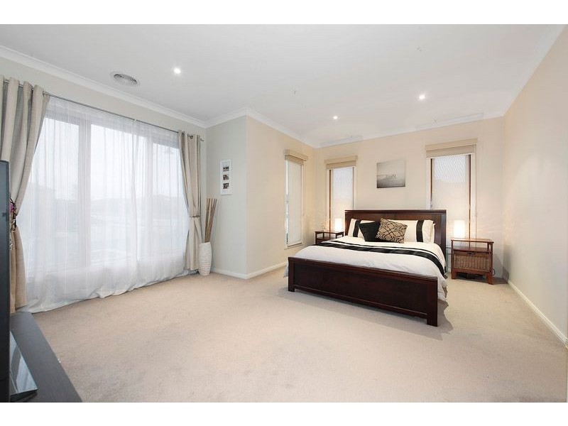 12 Waldo Avenue, Cranbourne North VIC 3977