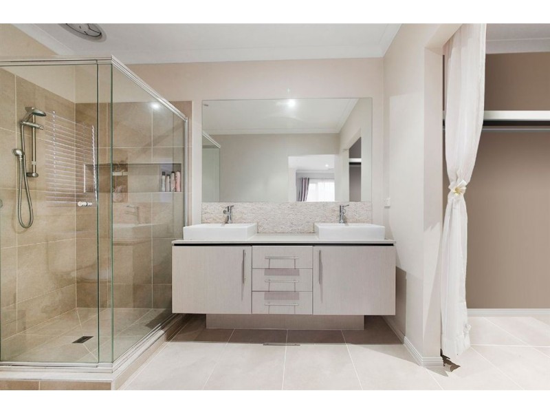 12 Waldo Avenue, Cranbourne North VIC 3977