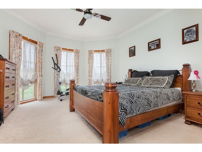 64 Golf Links Road, Berwick VIC 3806