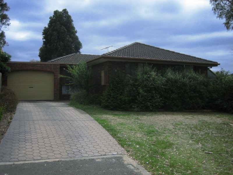 8 Howitt Court, Berwick VIC 3806