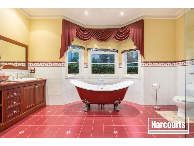 8 Lake Park Court, Lysterfield South VIC 3156