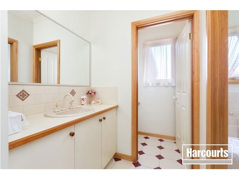 70 St Boswells Avenue, Berwick VIC 3806