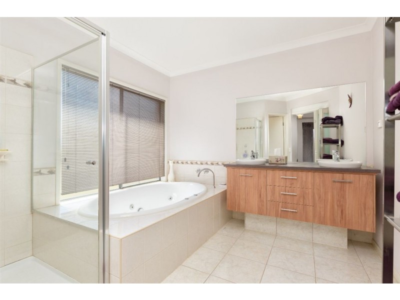 10 Cashmere Crescent, Berwick VIC 3806