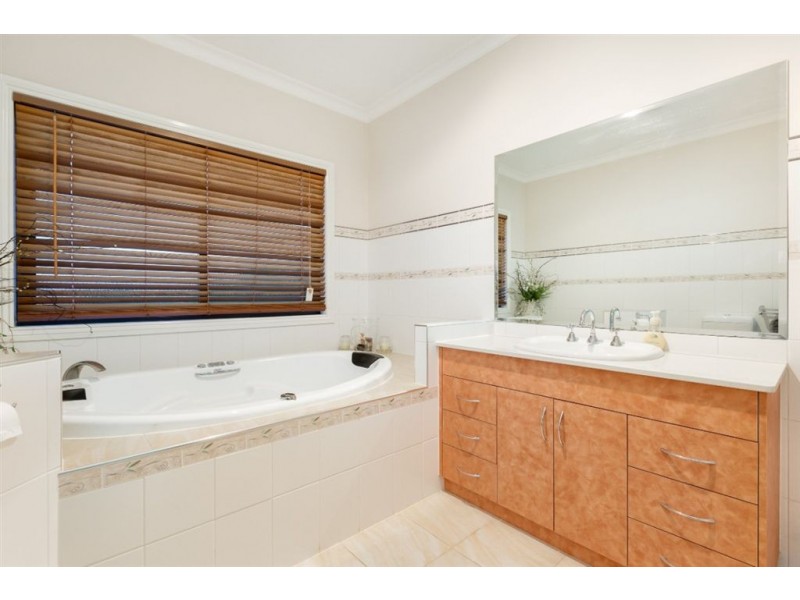 2 West Vista Place, Narre Warren North VIC 3804