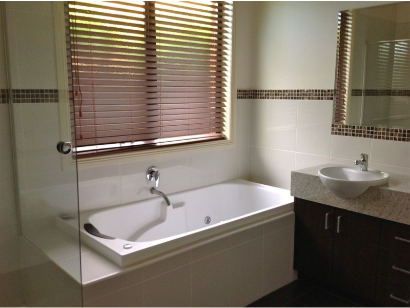 98 Skyline Way, Berwick VIC 3806