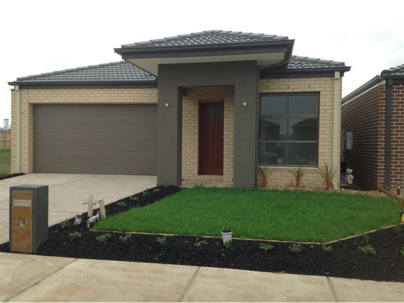 9 Brightstone Drive, Clyde North VIC 3978