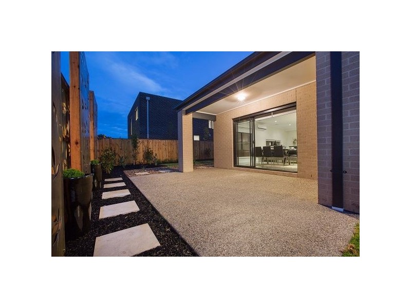 6 Flowerbloom Crescent, Clyde North VIC 3978