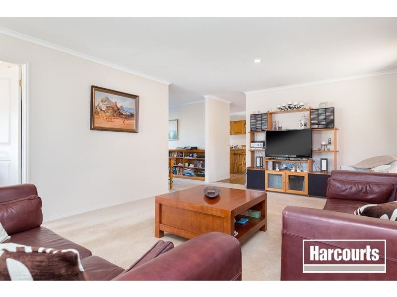 42 May Gibbs Cresent, Lynbrook VIC 3975