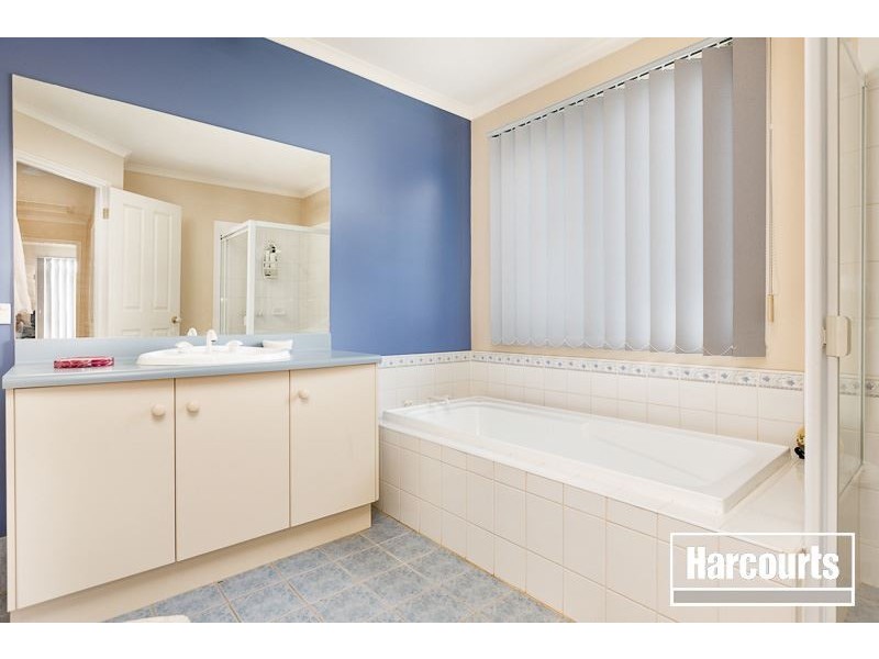 2 Lynwood Walk, Narre Warren South VIC 3805