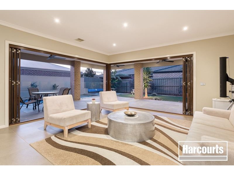 2 Nature Circuit, Cranbourne North VIC 3977