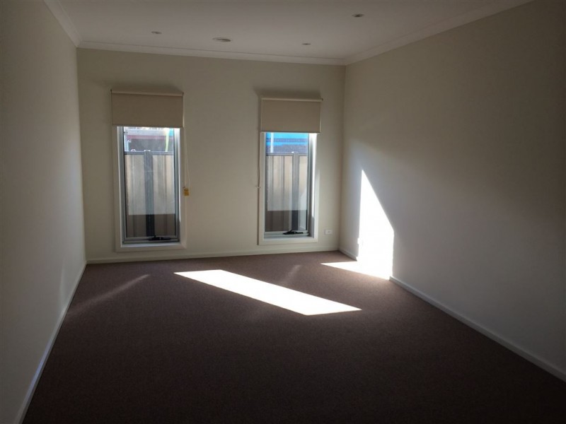 34 Selandra Boulevard, Clyde North VIC 3978