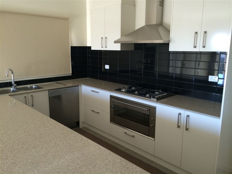 34 Selandra Boulevard, Clyde North VIC 3978