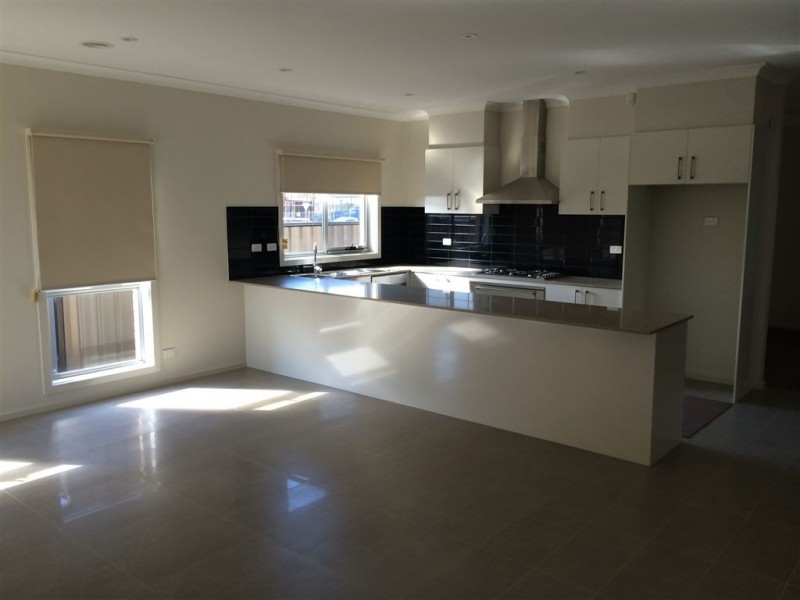 34 Selandra Boulevard, Clyde North VIC 3978