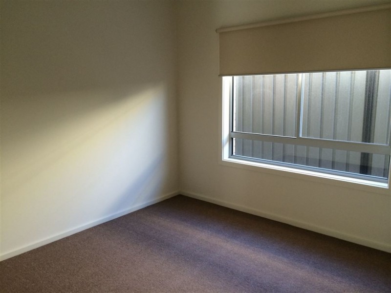 34 Selandra Boulevard, Clyde North VIC 3978