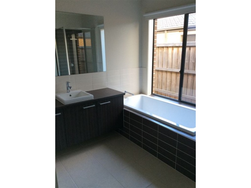 15 Midnight Rise, Cranbourne East VIC 3977