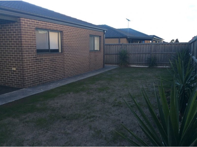 15 Midnight Rise, Cranbourne East VIC 3977