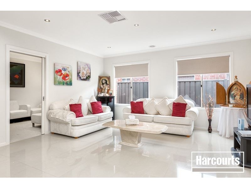 32 Perry Circuit, Cranbourne North VIC 3977