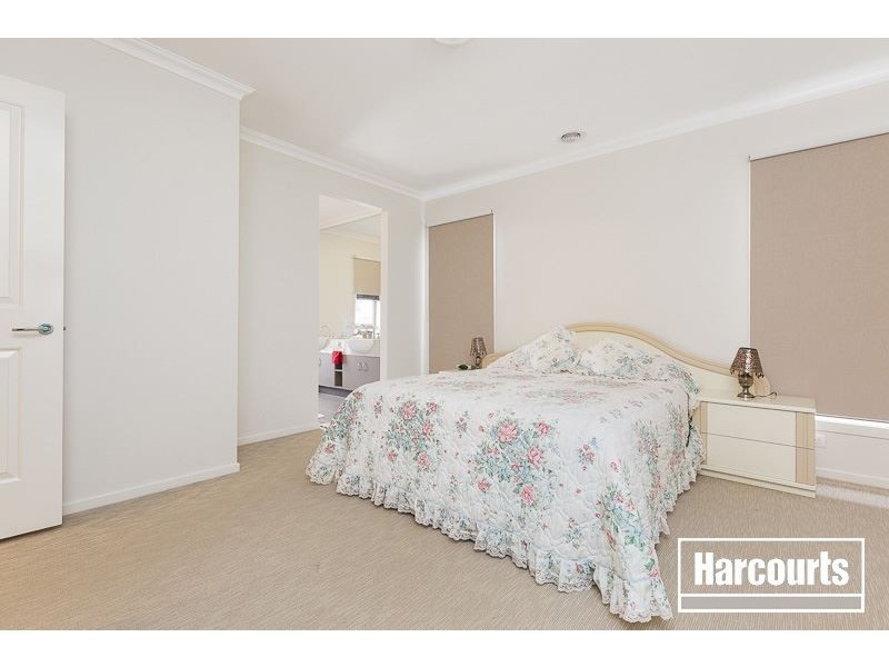 32 Perry Circuit, Cranbourne North VIC 3977