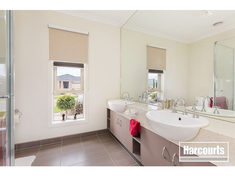 32 Perry Circuit, Cranbourne North VIC 3977