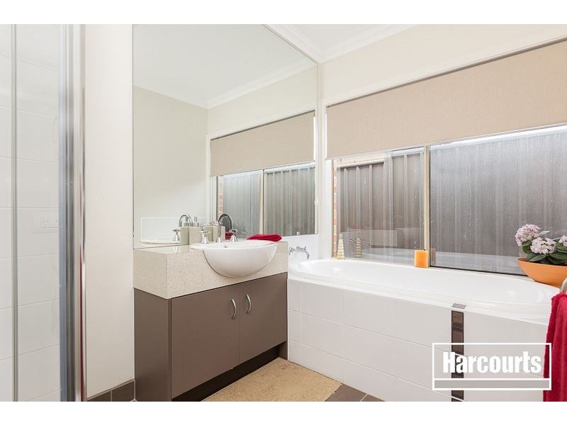 32 Perry Circuit, Cranbourne North VIC 3977