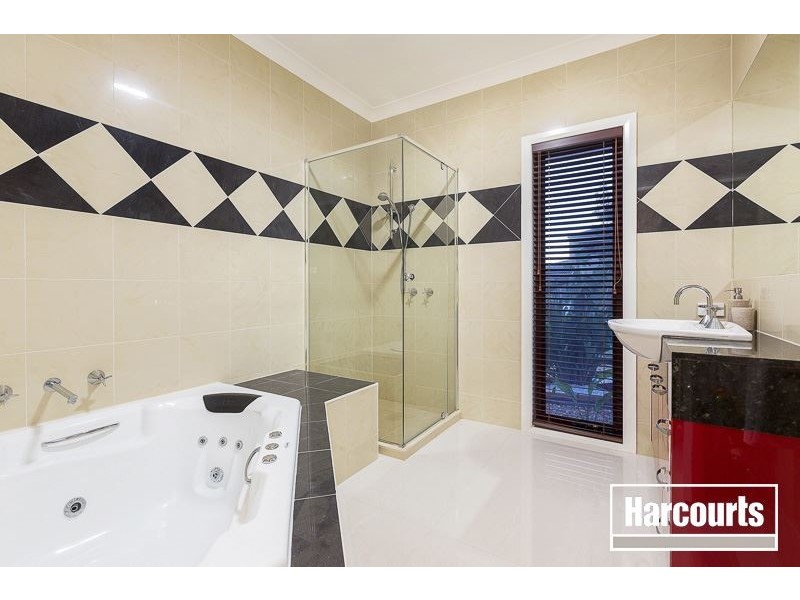 25 Highvale Crescent, Berwick VIC 3806